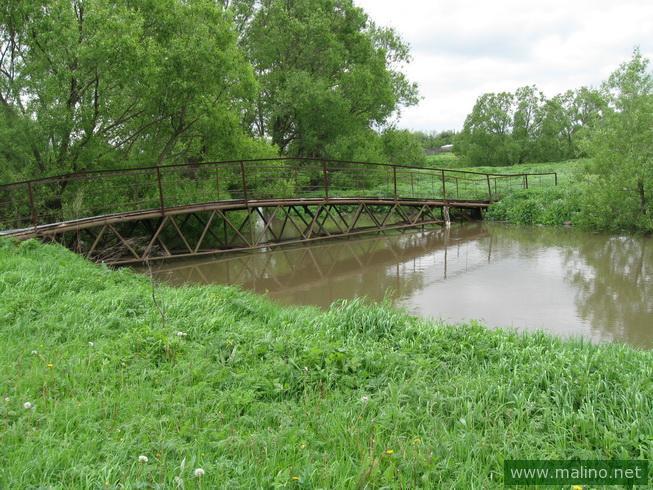 Мост у бани в разлив